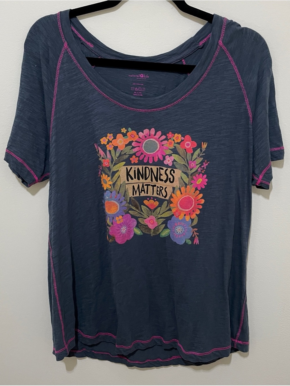 Life is Good Women’s 'Kindness Matters' Floral Top, Size XL - Picture 3 of 6